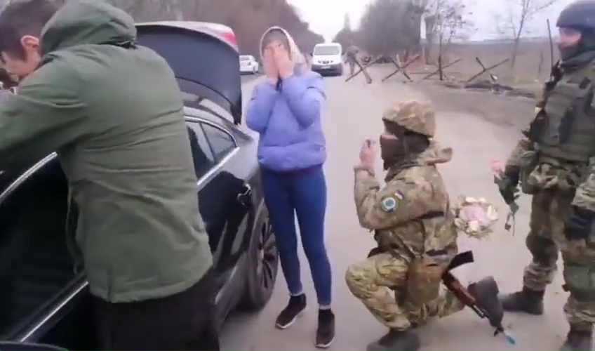 A Touching Moment A Ukrainian Soldier Proposed To A Girl After He Stopped Her At A Checkpoint Presumably, The Unexpected Proposal Took Place In Fastov Near Kiev.
