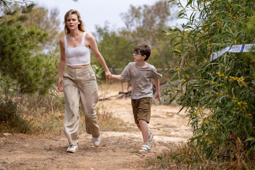 All The Spectators Of The Holiday Complain That Izzy'S Killer Is Revealed In The Dramatic Finale. Jenny Revealed Herself To Be Coralgirl And Killed Izzy, Although She Claimed Her Fall Was An Accident After She Led Danny To The Edge Of A Cliff As She Was Unraveling.