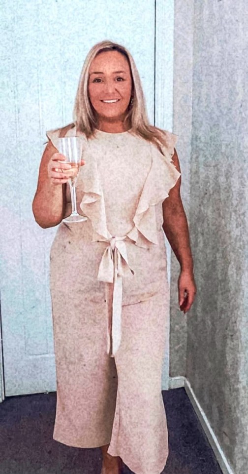 40-Year-Old Woman Stuck Her Head In The Couch And Had To Be Lifted By Her Feet As A Prosecco Brunch Ended In Disaster. Lindsey Was Celebrating Friend Julie Jackson'S Birthday When She Lost Her Balance While Trying To Get Her Jacket.