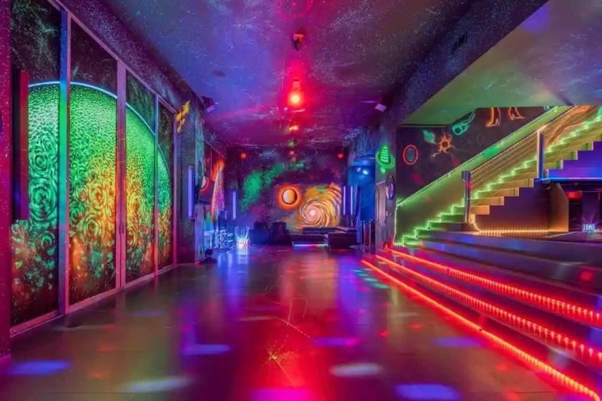 £8.4M Mansion Shocks House Hunters, Decor 'Like A Sex Cult' The Trippy Bottom Embellished With Led Lights Makes People Chat Online.