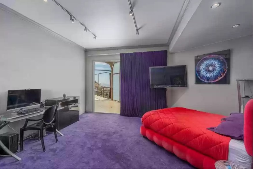 £8.4M Mansion Shocks House Hunters, Decor 'Like A Sex Cult' The Huge House Has Four Bedrooms And Six Bathrooms.